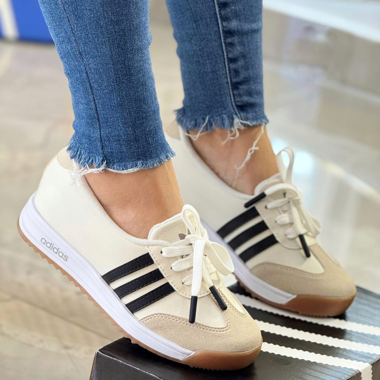 Baleta Adidas Cordón Beige Negro